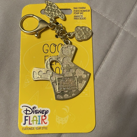 Disney Parks Flair Chip and Dale Rescue Ranger Keychain Bag Charm New - Picture 2 of 3